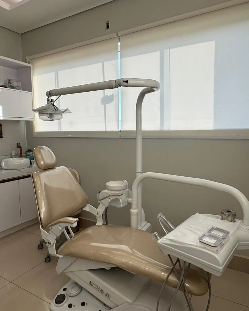 Consultório do Instituto Line Clinic com cadeira odontológica e iluminação natural