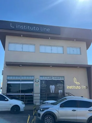 Fachada do Instituto Line Clinic em avenida principal de Anápolis, com estacionamento próprio